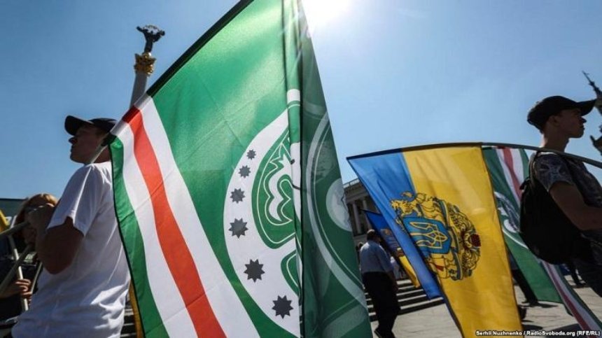 "Ичкерия жива!": в Киеве развернули гигантский флаг разрушенного Россией государства