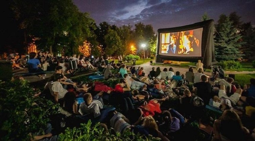 Смотри в оба: жителям Сырца покажут кино под открытым небом