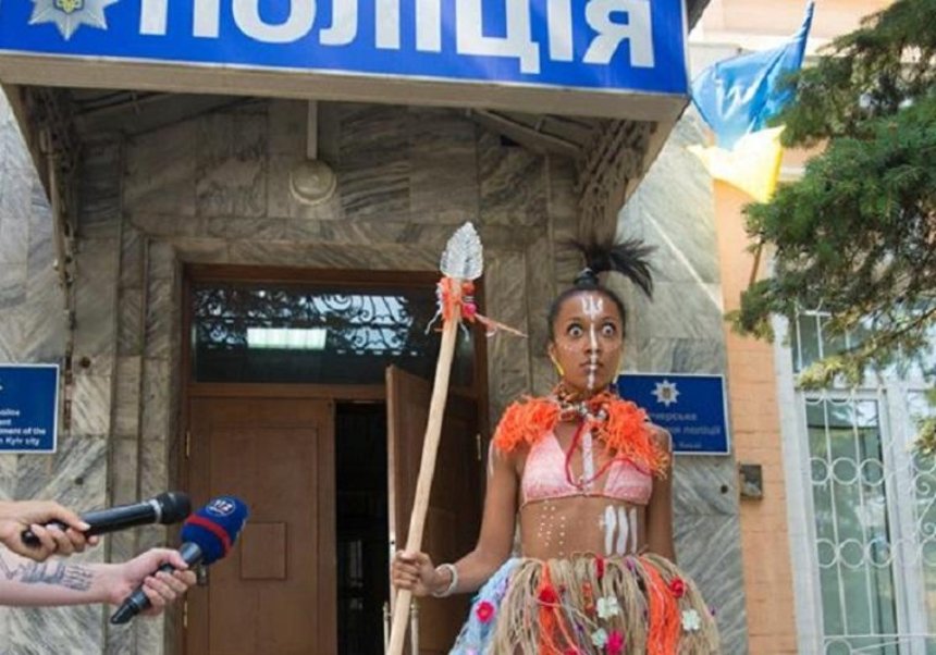 Просто варварство: активистка Femen пришла в полицию в необычном наряде (фото, видео)