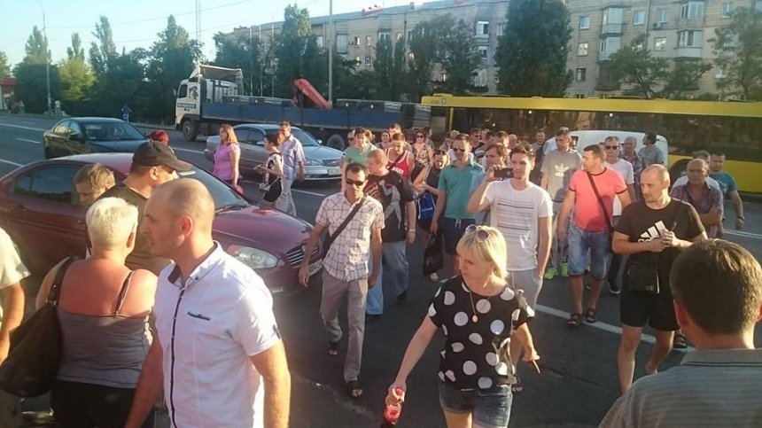 Протестувальники заблокували рух транспорту на Харківському шосе (фото)