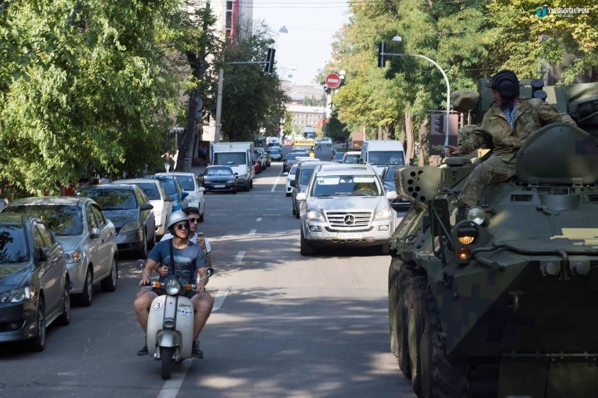 По улицам Киева проехалась военная техника (фото, видео)