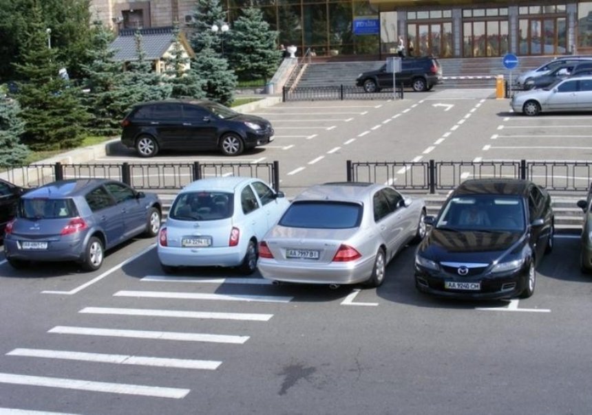 На парковках столицы запретят расплачиваться наличными
