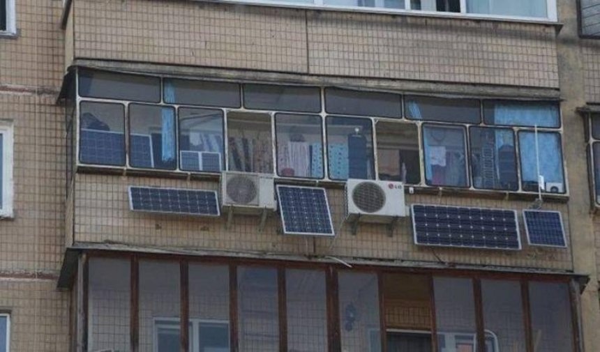 "Достали тарифы": киевлянин установил на своем балконе солнечные батареи