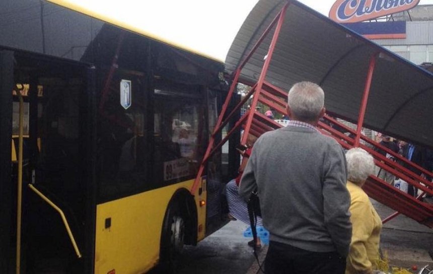 Не рассчитал: в Киеве водитель автобуса въехал в остановку (фото)