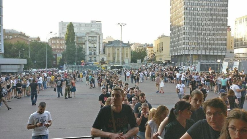 Сотні людей не змогли потрапити на концерт Мерліна Менсона (фото)