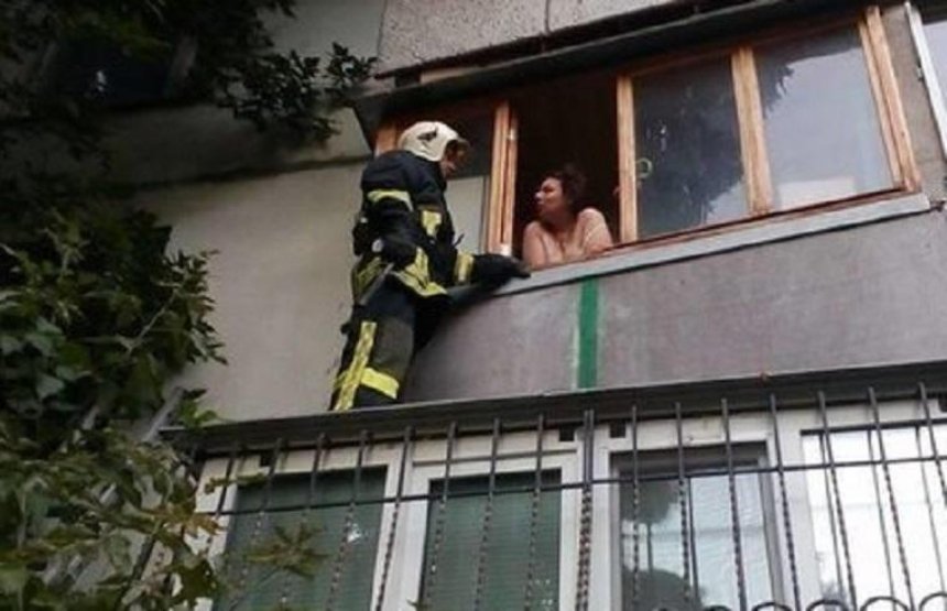 Столичний екзорцизм: жінка з балкона просила врятувати її від демонів (фото)
