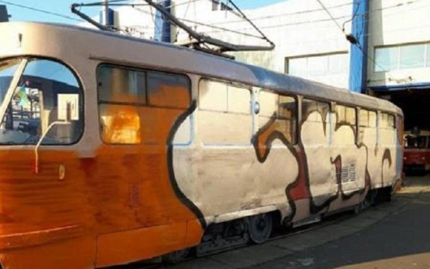 Художники-рецидивісти: невідомі в масках захопили та розмалювали трамвай (фото)