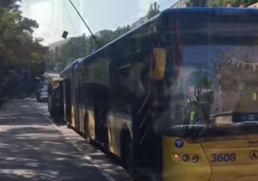 У Києві маршрутка врізалася в тролейбус (відео)
