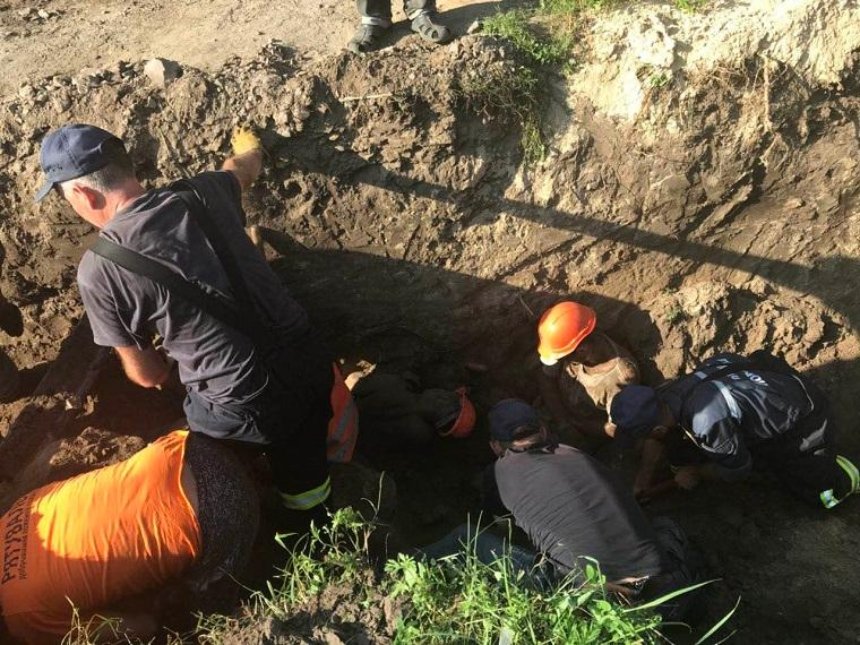 Под Киевом засыпало землей двух ремонтников (фото) 