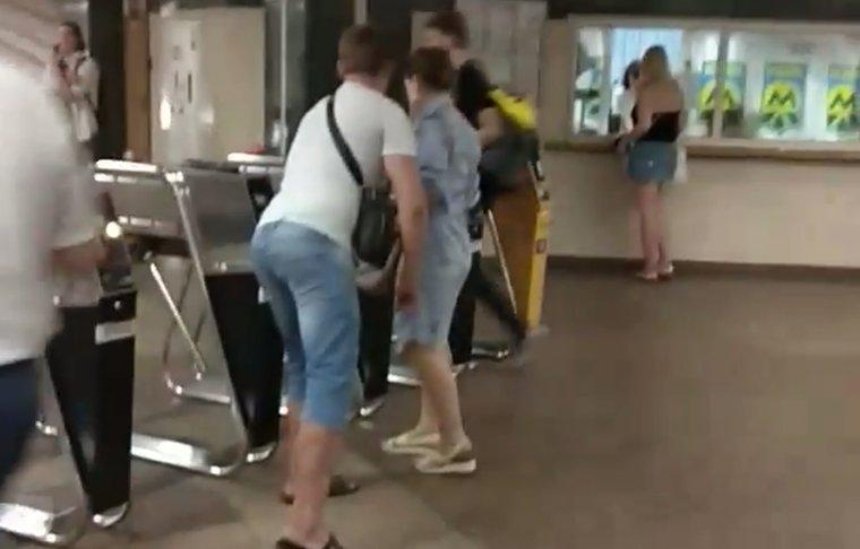 Щедрый киевлянин бесплатно пропускал пассажиров в метро (видео)