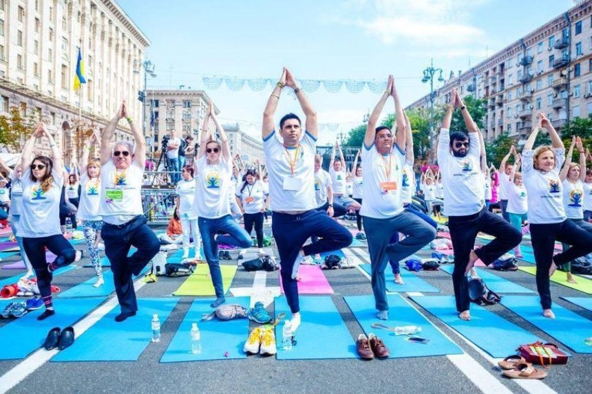 Йоги утворять гігантський герб України у центрі Києва 
