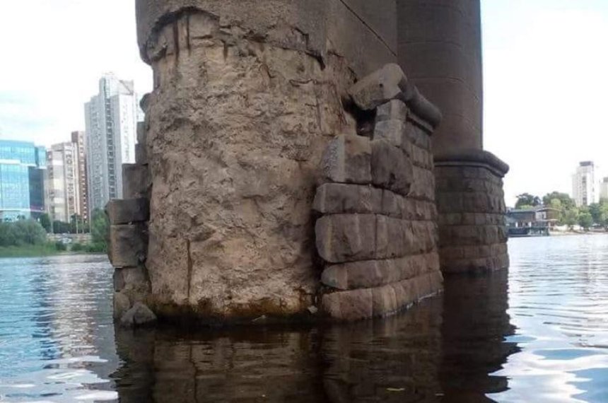 В Киеве разрушается еще один мост (фото)