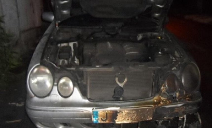 У Києві чоловік підпалив автомобіль знайомого і загорівся сам (фото)