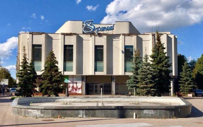 У Києві підприємець приватизував фонтан біля кінотеатру 