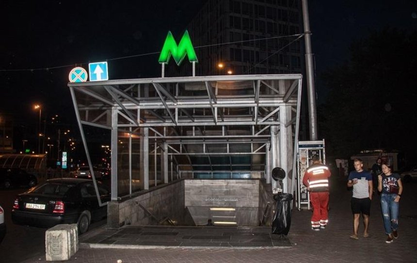 В Киеве под поезд метро бросилась девушка (видео)