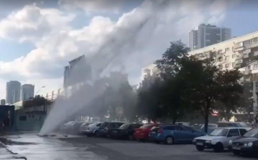 Возле Центрального ЗАГСа из-под земли забил огромный гейзер (видео)