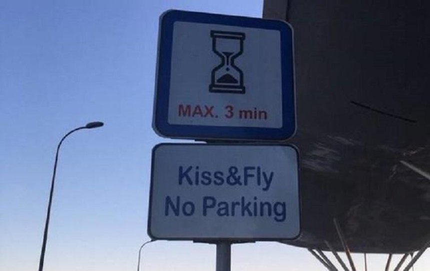 В столичном аэропорту установили романтические знаки 