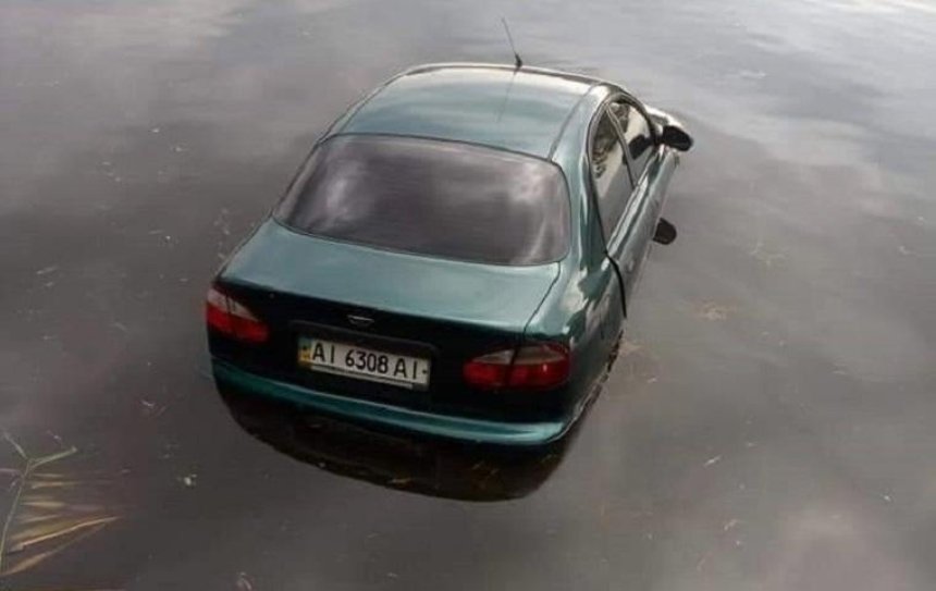 В озере Тельбин утонул автомобиль (фото)