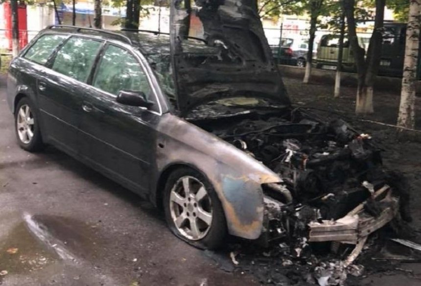 В Голосеевском районе неизвестные сожгли машину активистки (фото, видео)