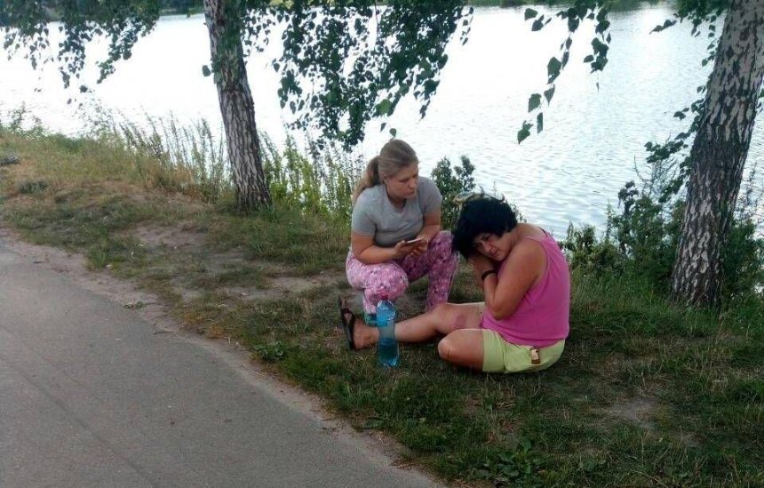 Под Киевом женщину избили за замечание о брошенной мимо урны бутылке