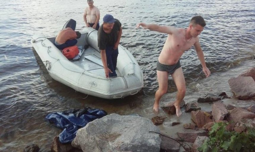 На Киевском море мужчину унесло на матрасе далеко от берега