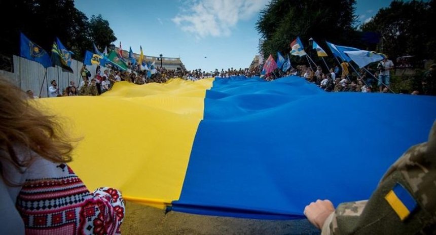 В Киеве развернут рекордно длинный флаг Украины