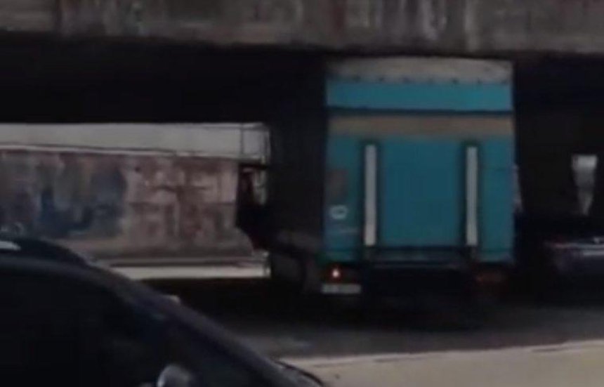 Під Шулявським мостом застрягла вантажівка (відео)