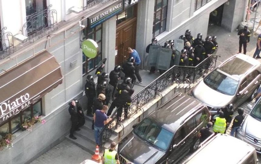 «Люди в черном» ворвались в здание на Воздвиженке (фото, видео) — обновлено