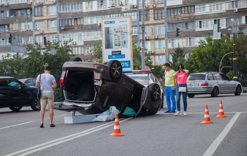 В Киеве Jaguar перевернул машину (фото)