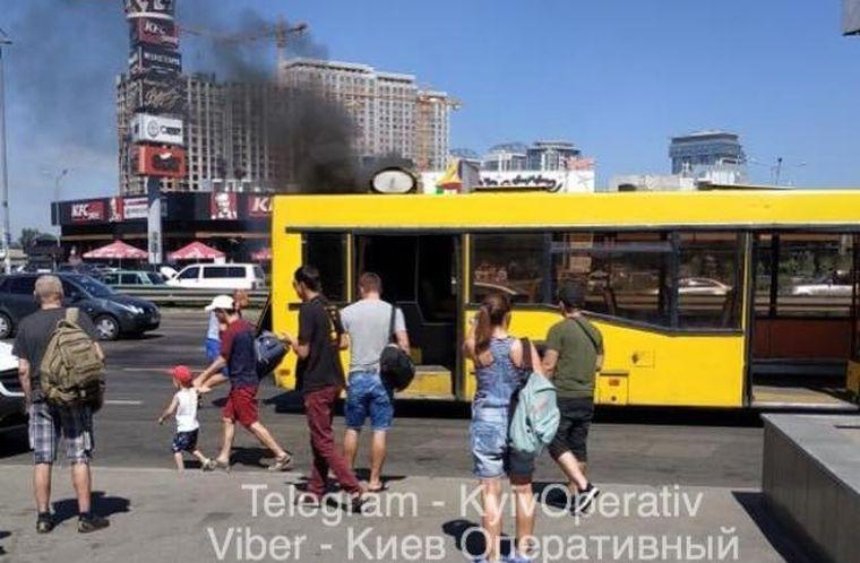 На Осокорках загорелся автобус с пассажирами (фото)