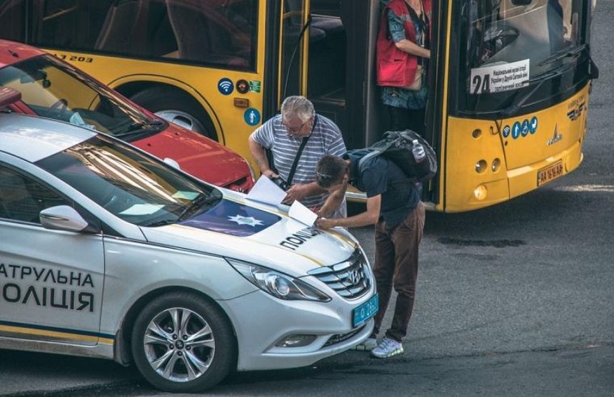 Пьяный киевлянин приставал к водителю автобуса и упал под колеса (фото)