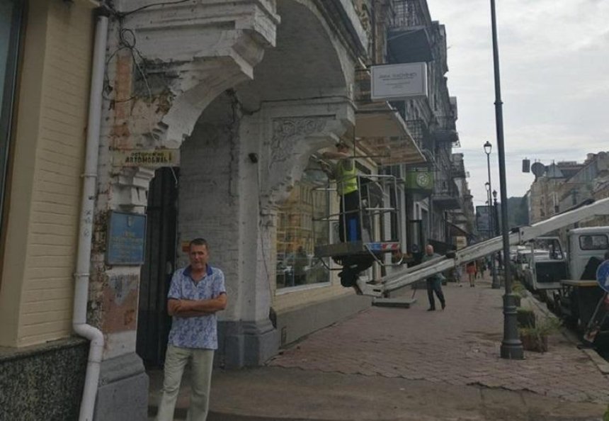 У центрі Києва демонтують незаконні вивіски (фото)