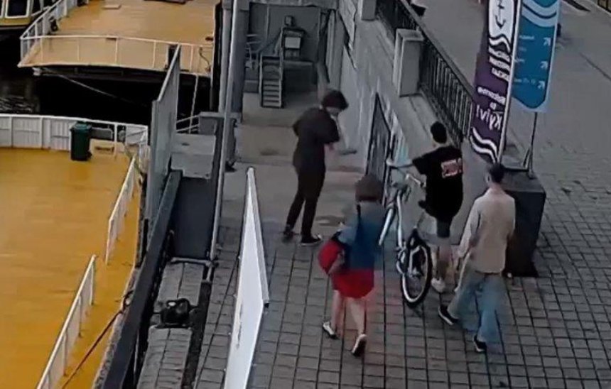 У Києві розшукують підлітків, які навмисно втопили у Дніпрі велосипед з байкшерінгу (фото, відео)