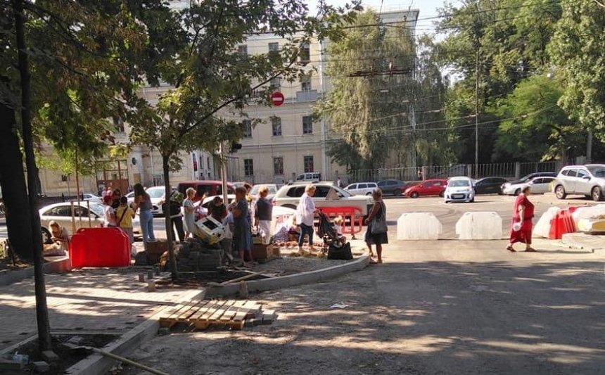 На Леонтовича проезжую часть сузили ради безопасности пешеходов (фото)