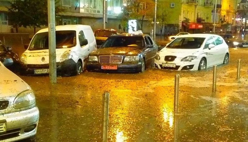 После дождя затопило несколько столичных улиц (фото, видео)