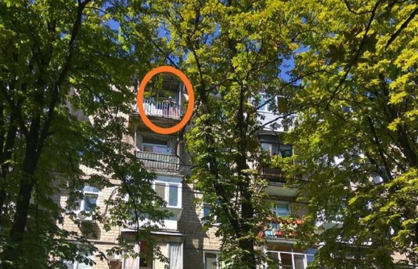 Київська пенсіонерка кидає у перехожих з балкону різні предмети