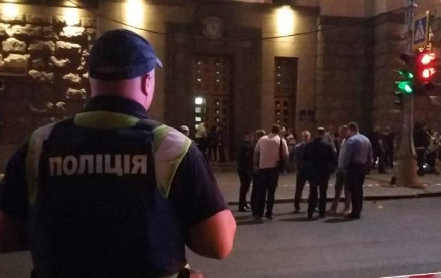 В Харькове произошло вооруженное нападение на мэрию (фото, видео)