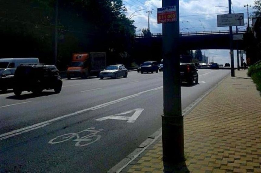 В Киеве обустроили полосу для общественного транспорта и велосипедистов 