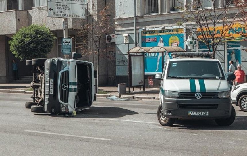 В Киеве перевернулся автомобиль инкассаторов (фото)