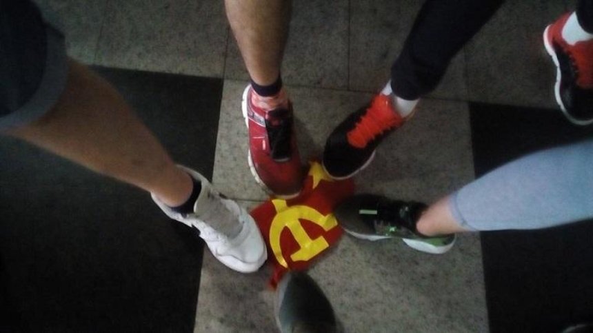 В Киеве иностранца заставили снять футболку с серпом и молотом (фото, видео)