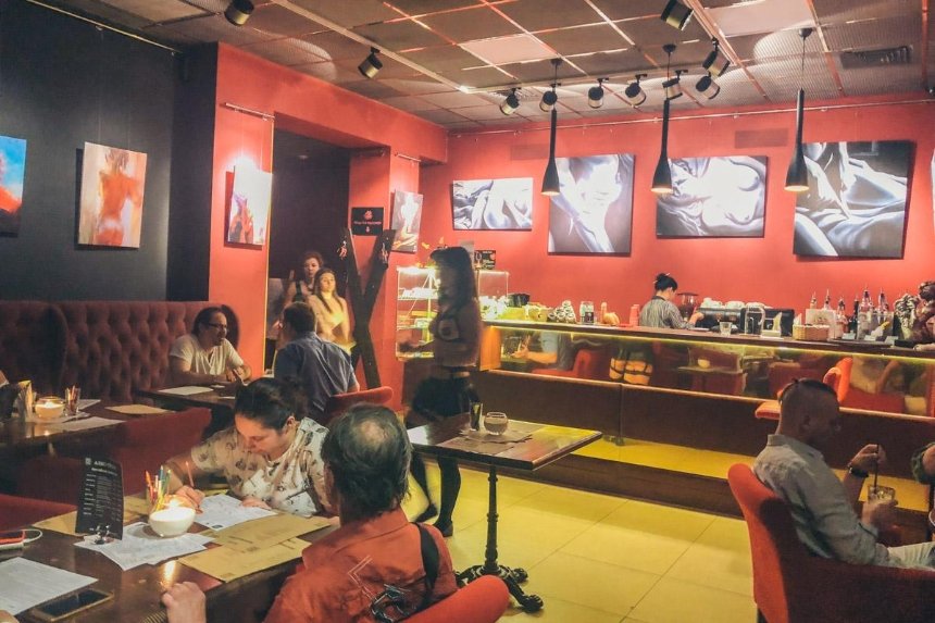 В Киеве работает эротическое кафе с голыми официантками (фото)