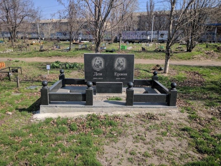 Киевлян просят убрать могилы животных со стихийного кладбища на Русановке