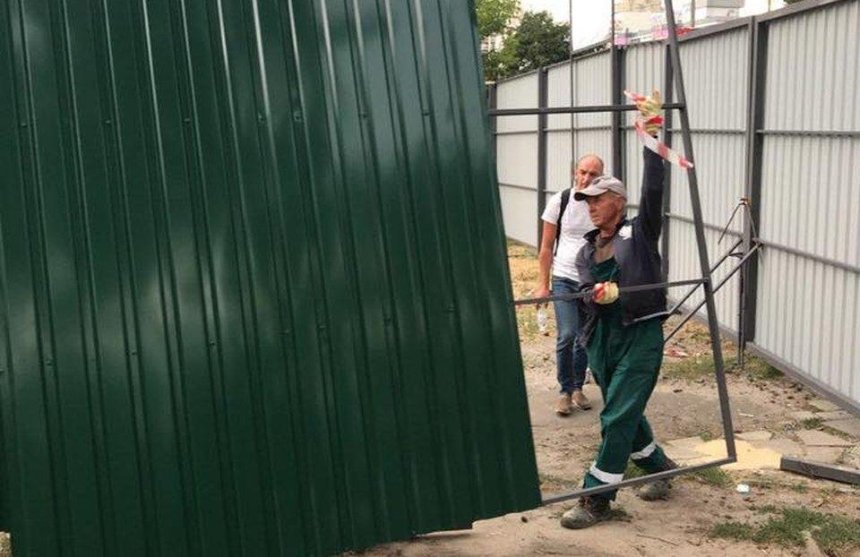Застройка парка Малышко: владельца земли заставили демонтировать забор