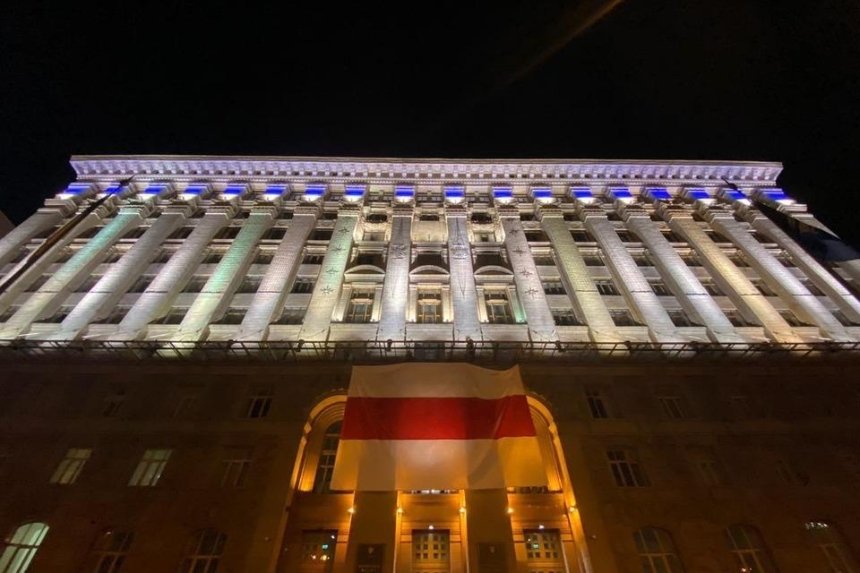 На здании столичной мэрии вывесили бело-красно-белый флаг Беларуси