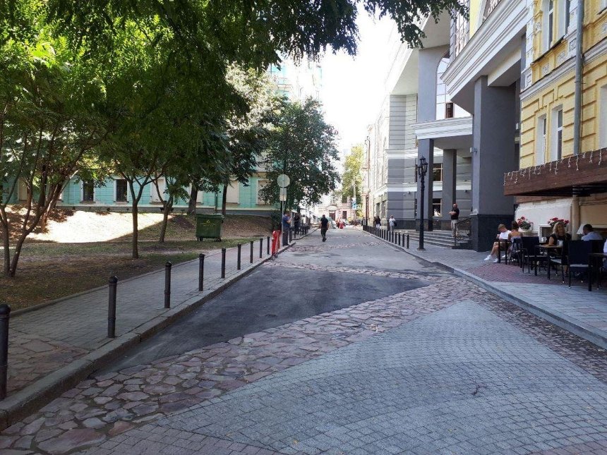 Без машин: Десятинный переулок стал пешеходным