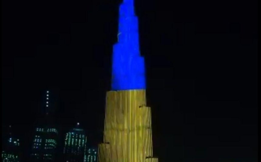 Самый высокий небоскреб в мире подсветили цветам флага Украины