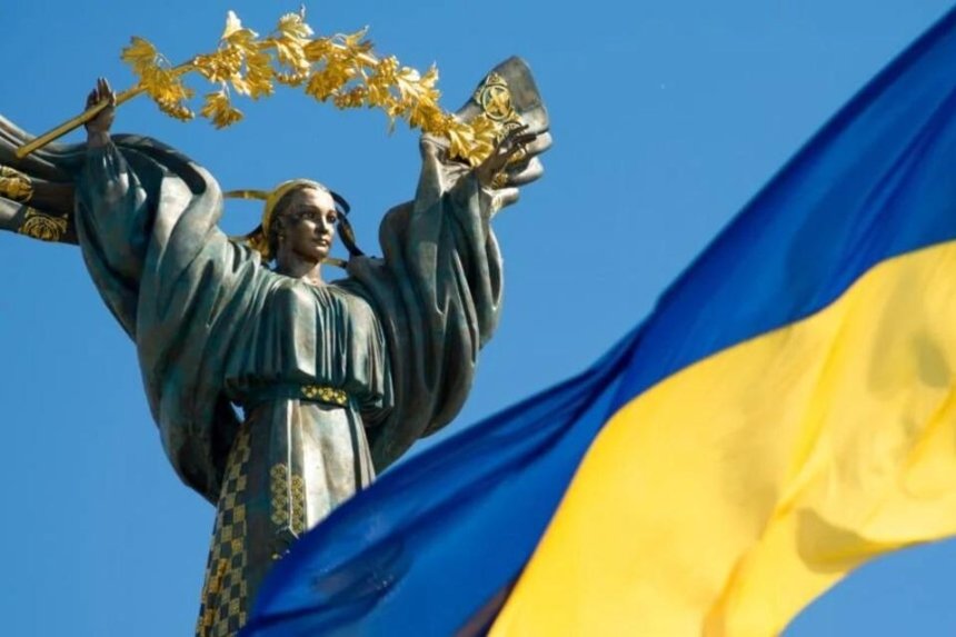 Кличко показал, как проходит установка гигантского флагштока в Киеве
