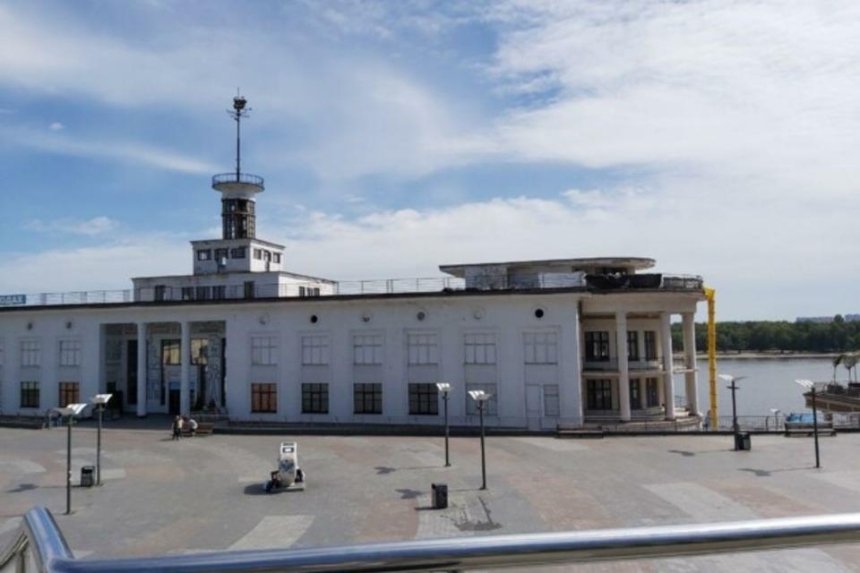 На здании Киевского речного вокзала меняют крышу — обещают без пристроек