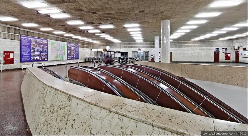 На станции метро «Золотые ворота» отремонтировали несколько эскалаторов