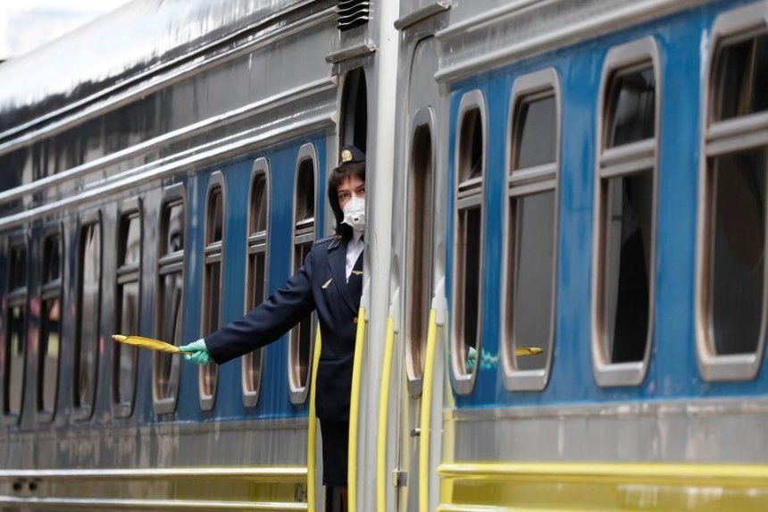 Попытка изнасилования в поезде: в «Укрзализныце» рассказали, как должен был вести себя персонал